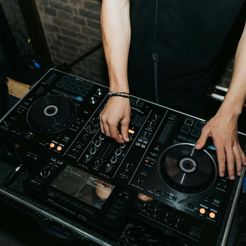 Onda Fiesta, Viernes y Sabado desde las 20:00 hrs.